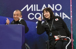 　イタリアに勝利し、笑顔を見せる小川亜希（右）、中島洋治組＝コルティナダンペッツォ（共同）