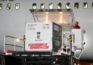 　関西空港に到着した、獺祭がＩＳＳで醸造した清酒のもろみが入ったコンテナ＝６日夜