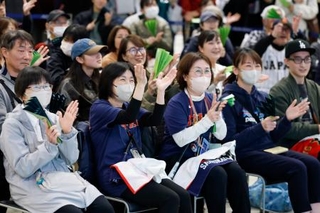 　ＷＢＣ日本対台湾戦のパブリックビューイング会場で、応援する人たち＝６日午後、千葉市