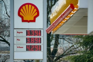 　ワシントンにあるガソリンスタンド＝５日（ロイター＝共同）