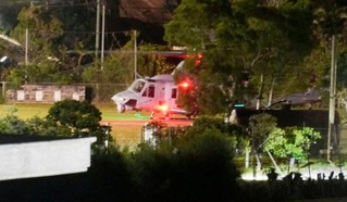 　野球場に緊急着陸した米軍のヘリコプター＝６日午後１０時３５分、沖縄県名護市