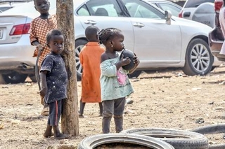　ナイジェリア・アブジャの避難民キャンプの子どもたち＝昨年１２月（中野智明氏撮影・共同）