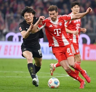 　バイエルン・ミュンヘン戦で競り合うボルシアＭＧの町野（左）＝ミュンヘン（共同）