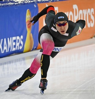 　男子５００メートルで滑走する新濱立也＝ヘーレンフェイン（共同）