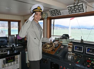 　「びわ湖開き」で一日船長を務める俳優の浜正悟さん＝７日午前、大津市