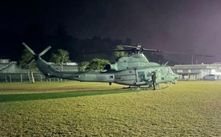 　６日夜、沖縄県名護市の野球場に緊急着陸した米軍ヘリコプター（住民提供）