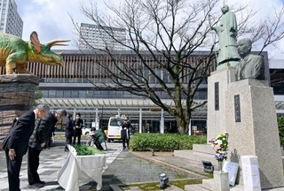 　二・二六事件の発生から９０年となり、松尾伝蔵大佐の胸像前で開かれた献花祭＝７日午前、福井市