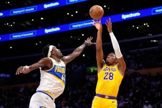 　ペーサーズ戦でシュートを放つレーカーズの八村（右）＝ロサンゼルス（ＡＰ＝共同）