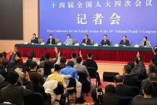 　全人代に合わせて開かれた中国政府の民生部門の閣僚らによる記者会見＝７日、北京（共同）