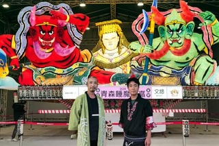 　台湾南部、嘉義県で完成した「青森ねぶた」。手前はねぶた師の林広海さん（右）と諏訪慎さん＝７日、嘉義県（共同）