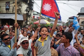 　ネパール下院総選挙で、ラッパーのシャハ前カトマンズ市長の勝利を喜ぶ人たち＝７日、ダマク（ロイター＝共同）