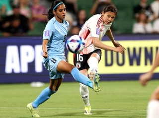 　日本-インド　前半、先制ゴールを決める山本（右）＝パース（ＡＡＰ　Ｉｍａｇｅ提供・ＡＰ＝共同）