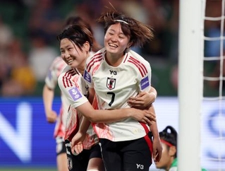 　日本-インド　後半、ハットトリックを達成し、祝福される宮沢（右）＝パース（ゲッティ＝共同）