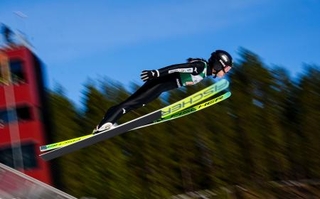 　Ｗ杯複合混合団体スプリントでの葛西優奈の前半飛躍＝ラハティ（共同）