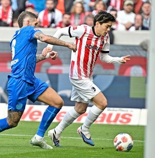 　レーバークーゼン戦で競り合うフライブルクの鈴木唯（右）＝フライブルク（共同）