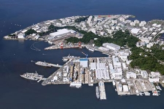 米海軍横須賀基地＝２０２５年６月１８日、神奈川県横須賀市（共同通信社ヘリから）