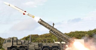 　「１２式地対艦誘導弾能力向上型」の地上からの発射試験＝２０２４年１０月、東京都の伊豆諸島・新島（防衛装備庁提供）