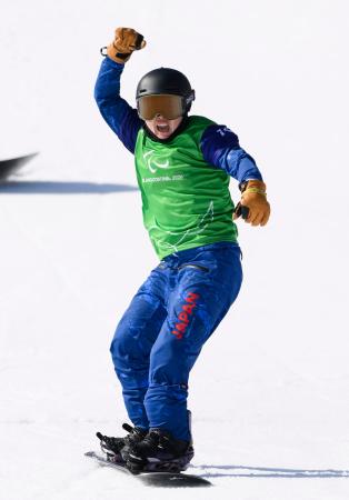 　女子スノーボードクロス下肢障害決勝トーナメント１回戦　ゴールし、ガッツポーズする坂下恵里＝コルティナダンペッツォ（共同）
