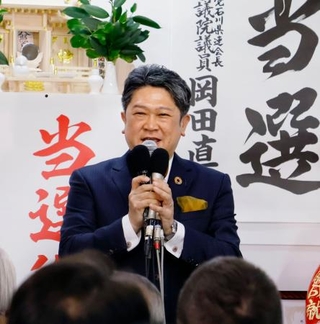 　金沢市長選で再選を確実にし、あいさつする村山卓氏＝８日夜、金沢市