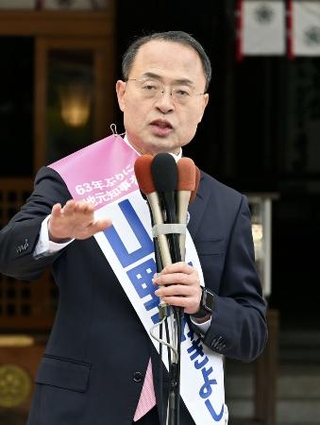 　石川県知事選が告示され、第一声を上げる山野之義氏＝２月１９日、金沢市