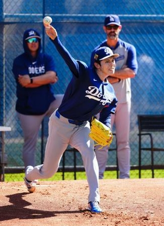 　ブルペンで投球練習するドジャース・佐々木＝グレンデール（共同）