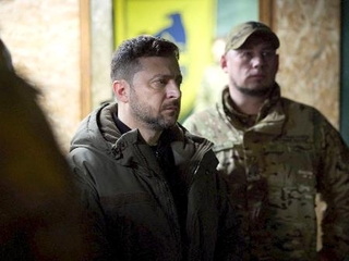 　ウクライナ・ドネツク州で、前線の軍を視察するゼレンスキー大統領（左）＝６日（大統領府提供・ロイター＝共同）