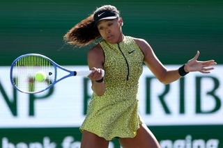 　女子シングルス３回戦でリターンショットを放つ大坂なおみ＝８日、米カリフォルニア州インディアンウェルズ（ゲッティ＝共同）