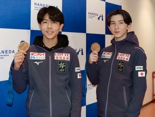 　羽田空港でメダルを掲げるフィギュアスケート男子の中田璃士（右）と西野太翔＝９日