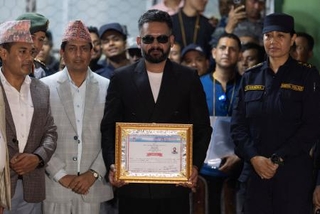 　ネパールの国民独立党（ＲＳＰ）のシャハ前カトマンズ市長（中央）＝７日、東部ジャパ（ロイター＝共同）