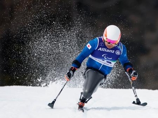 　男子スーパー大回転座位　滑走する鈴木猛史＝コルティナダンペッツォ（共同）