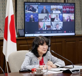 　オンラインでのＧ７財務相会合に臨む片山財務相＝９日夜、財務省（同省提供）