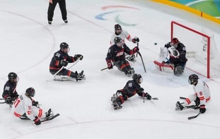 　日本-カナダ　第１ピリオド　６点目を奪われるＧＫ堀江（右上）＝ミラノ（共同）