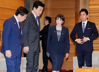 　閣議に臨む高市首相（右から２人目）。左端は平口法相＝１０日午前、首相官邸