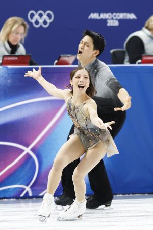 　ミラノ・コルティナ冬季五輪でフリーの演技をする三浦璃来（手前）、木原龍一組＝２月、ミラノ（共同）