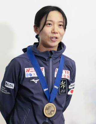 　現役最終戦として臨んだ世界選手権を終えオランダから帰国し、取材に応じるスピードスケート女子の高木美帆＝１０日、成田空港