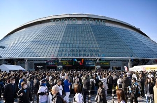 　ＷＢＣの日本-チェコ戦が行われる東京ドーム前に集まった大勢のファン＝１０日、東京都文京区