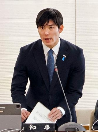 　福井県議会特別委員会で、杉本達治前知事の退職金返還に関して説明する石田嵩人知事＝１０日午後