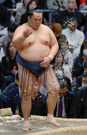 　大相撲春場所の３日目、幕内１４７０回出場となり史上１位記録に並んだ玉鷲＝１０日、エディオンアリーナ大阪