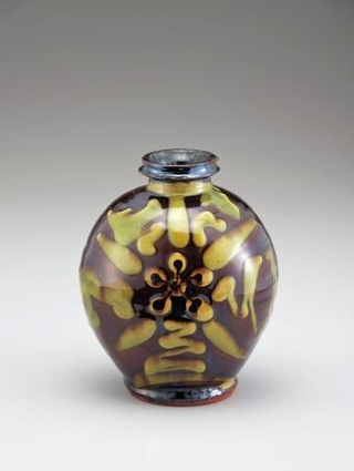 　ニューヨークのジャパン・ソサエティー・ギャラリーで展示されている河井寛次郎の「流し描壺」（河井寛次郎記念館提供・共同）