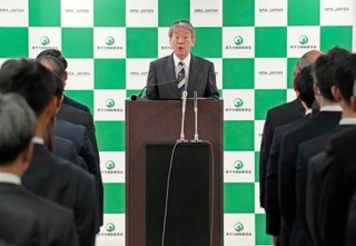　職員に訓示する原子力規制委の山中伸介委員長＝１１日午前、東京都港区
