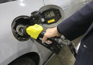 　ガソリンスタンドで給油する人＝３日、東京都内