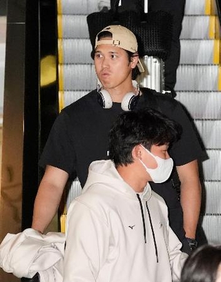 　米マイアミの空港に到着したＷＢＣ日本代表の大谷翔平（奥）＝１１日（共同）