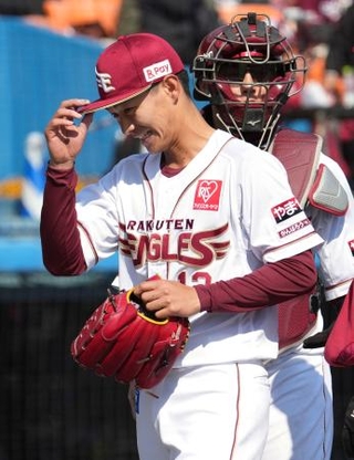 　５回を投げ終え笑顔を見せる楽天の新人・藤原。５回２安打無失点と好投した＝静岡