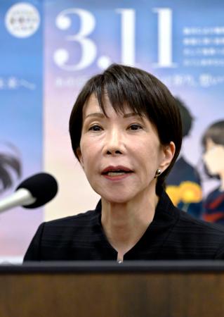 　東日本大震災の追悼復興祈念式を終え、記者の質問に答える高市首相＝１１日午後４時９分、福島市