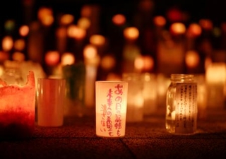 　ＪＲ双葉駅前で行われたキャンドルイベント。「あの日の記憶も未来への希望も消さない」とのメッセージが添えられていた＝１１日午後６時７分、福島県双葉町