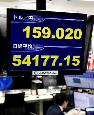 　一時１ドル＝１５９円台前半を付けた円相場を示すモニター＝１２日午後、東京都港区の外為どっとコム