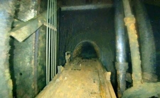 　東京電力福島第１原発３号機の原子炉格納容器の貫通部「Ｘ-６」と手前のレール（東電提供）