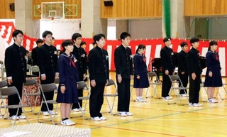 　門前中で行われた最後の卒業式に出席する卒業生ら＝１３日午前、石川県輪島市門前町