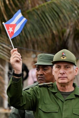 　キューバの首都ハバナで自国の国旗を振るディアスカネル大統領＝１月（ロイター＝共同）