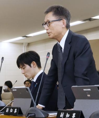 　福井県議会特別委員会で答弁する中村保博副知事。奥は石田嵩人知事＝１３日午後